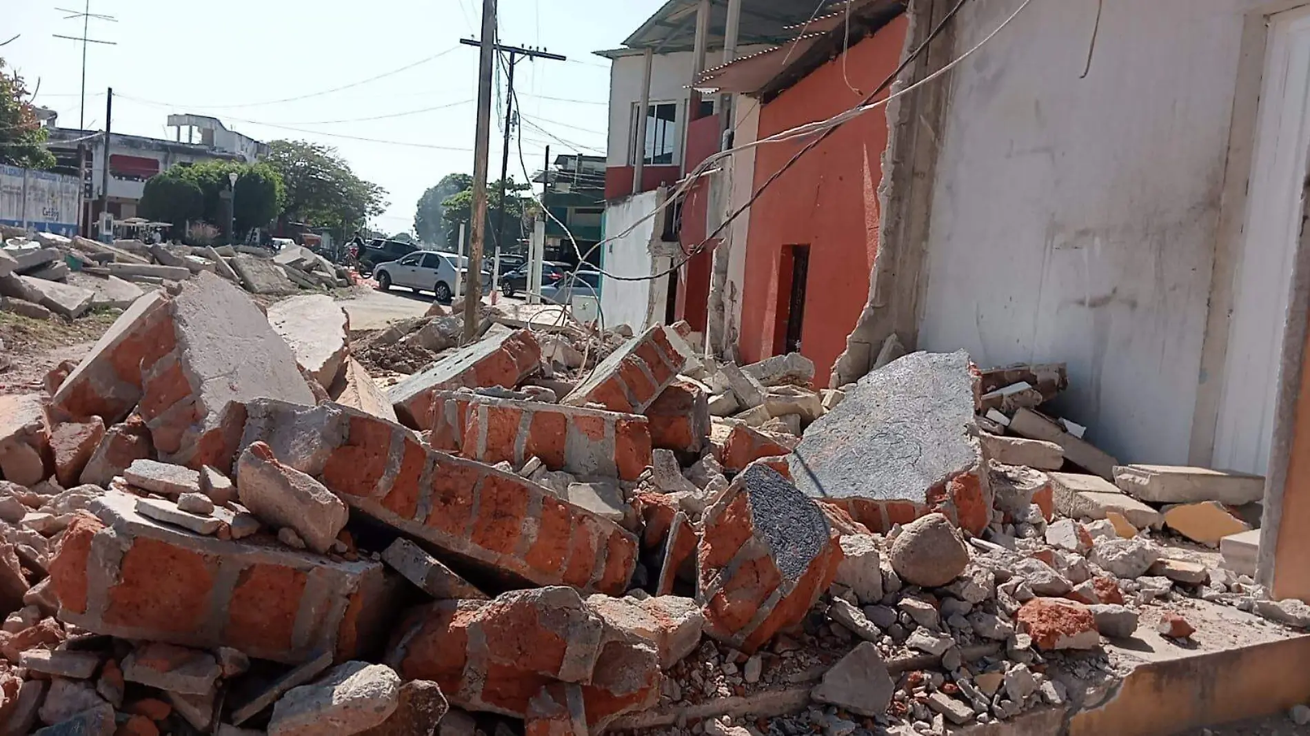 demolición de casas aledañas a las vías del tren